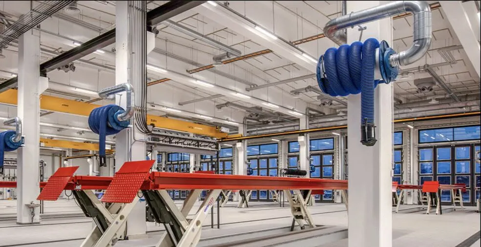Enrouleurs Nederman installés en atelier industriel