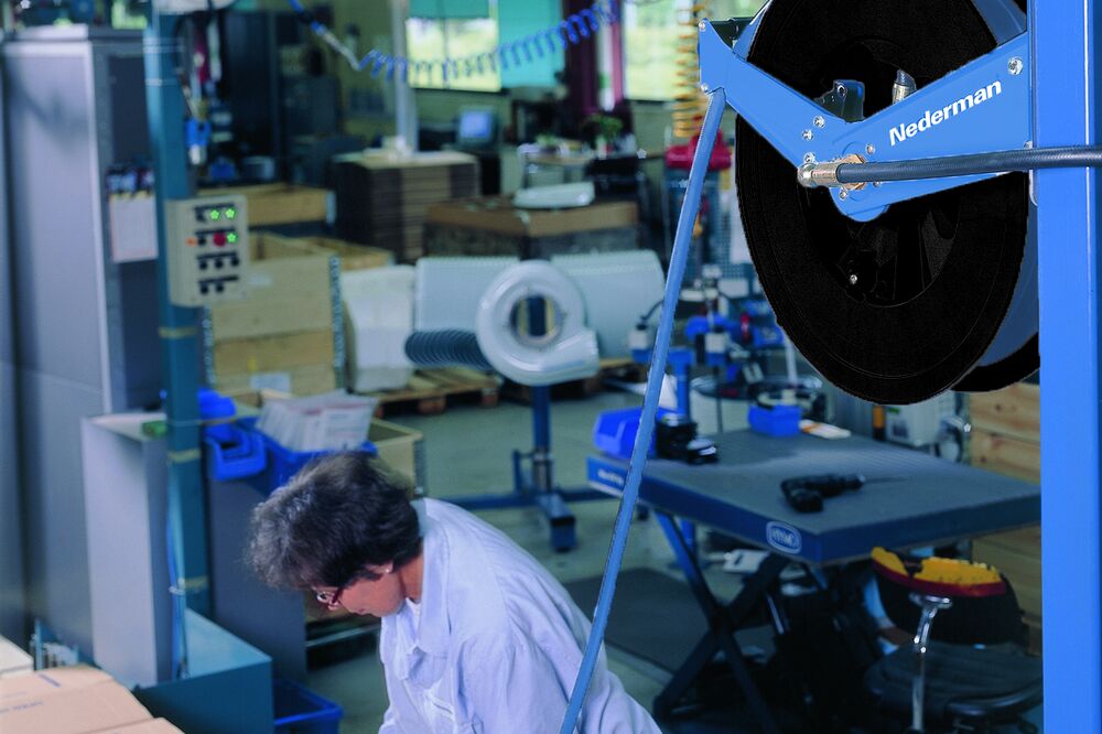 Enrouleur de tuyau Nederman 888 à tambour ouvert installé en atelier