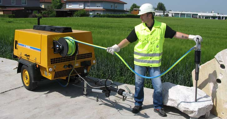 Enrouleur DULA ROTOFIX 25K installé sur le châssis d'un compresseur mobile de chantier