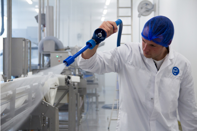 Nettoyage au jet d'eau dans un atelier de production agroalimentaire